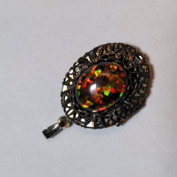 Vintage filigree locket pendant with opal-like center cabochon - Picture 14 of 14